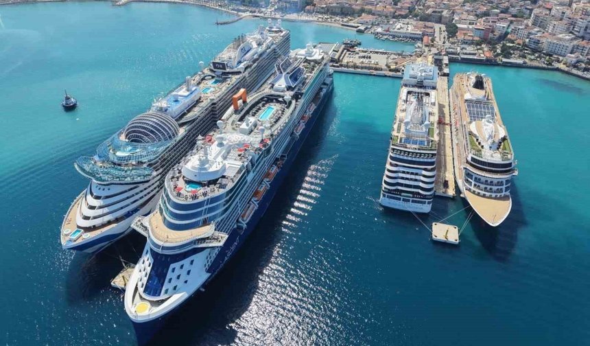 Kuşadası'na 4 gemi ile 10 bin 800 turist geldi