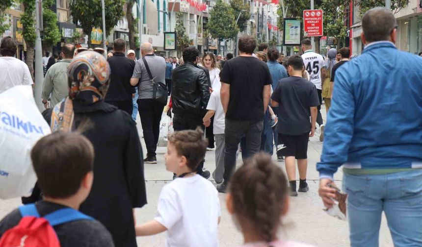 Sakarya'da bayram alışverişi telaşı: 'Kedi yavrusu gibi sağa sola dağıldık'