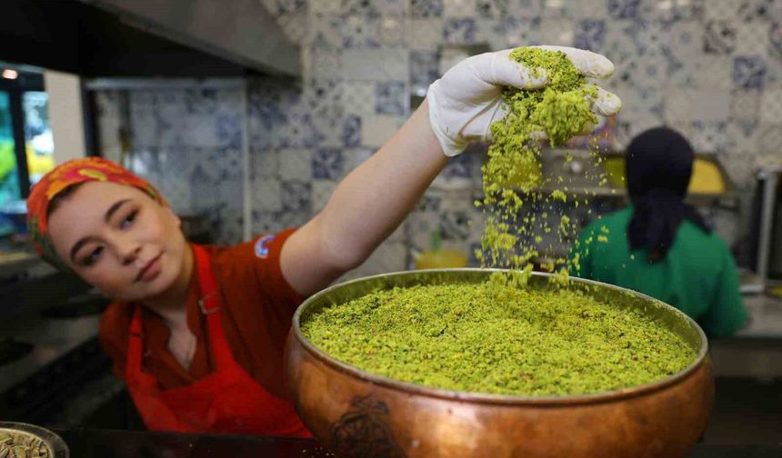 Tatlıcılarda yoğunluk başladı, uzmanından 'ucuz tatlı' uyarısı geldi