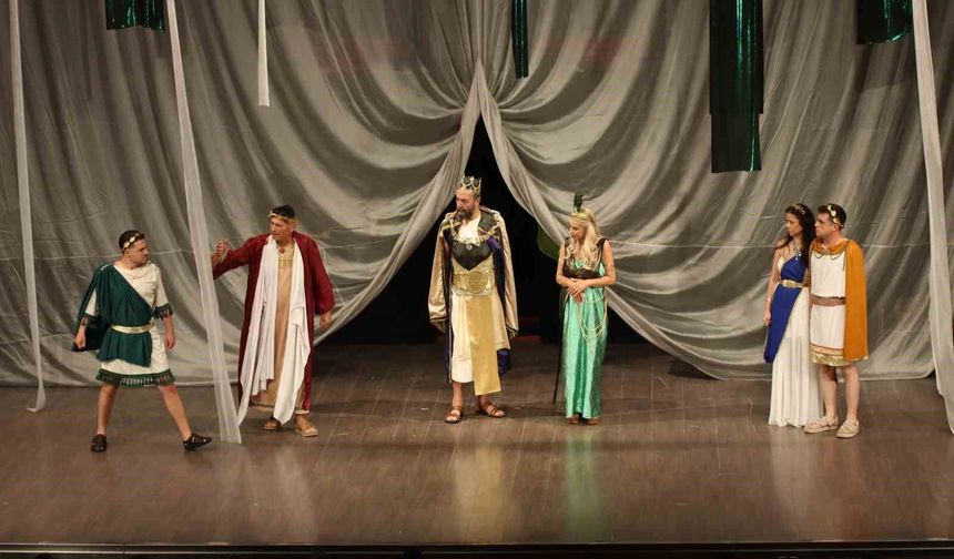 EGİAD Tiyatro Kulübü'nden anlamlı gece