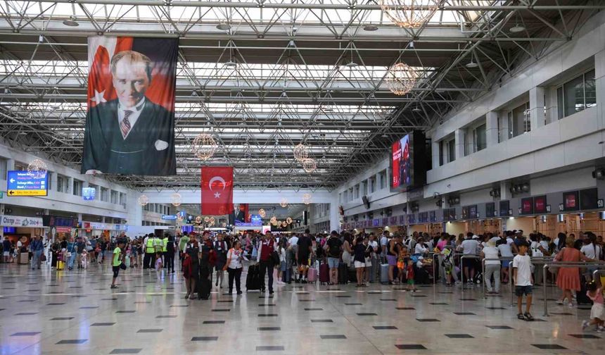 Bakan Uraloğlu: 'Temmuz ayında havalimanlarımızda direkt transit yolcular ile birlikte toplam 26 milyon 797 bin 638 yolcuya hizmet verildi'