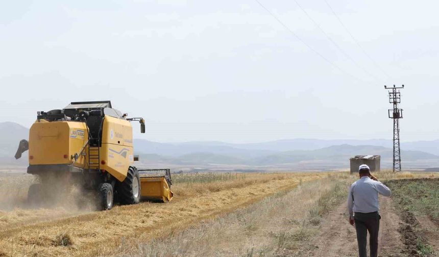 Başkan Sekmen'den üreticiye biçerdöver desteği: 'Toprağın dili berekettir'