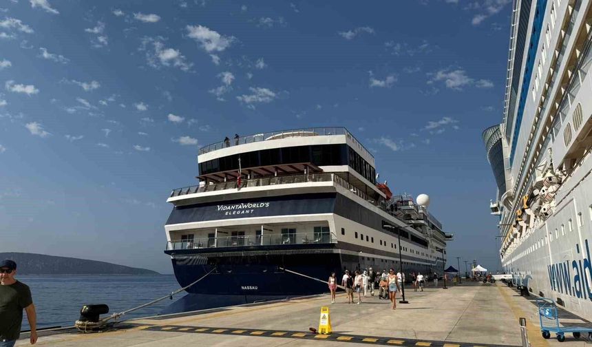 Bodrum'a 2 gemi birden geldi