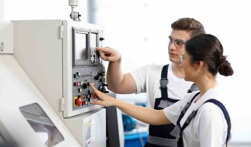 Coşkunöz Eğitim Vakfı, İmalat Teknolojileri Teknik Eğitim Programı ile gençleri geleceğin üretim teknolojilerine hazırlıyor