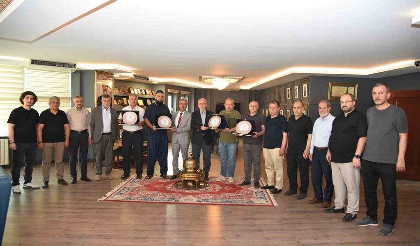 Elazığ Ticaret Borsası'nda emek veren meclis üyelerine teşekkür plaketi