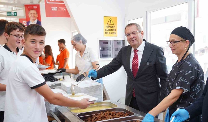 Ayvalık'ta öğrenci kent lokantasında 50 liraya üç çeşit yemek hizmeti