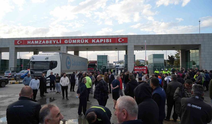 Hamzabeyli'de tır şoförleri sınır kapısının giriş ve çıkışını kapattı