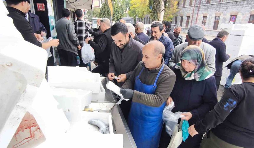 Kars'ta palamut yoğunluğu: Tanesi 50 liradan satıldı, balıkçılarda kuyruk oluştu