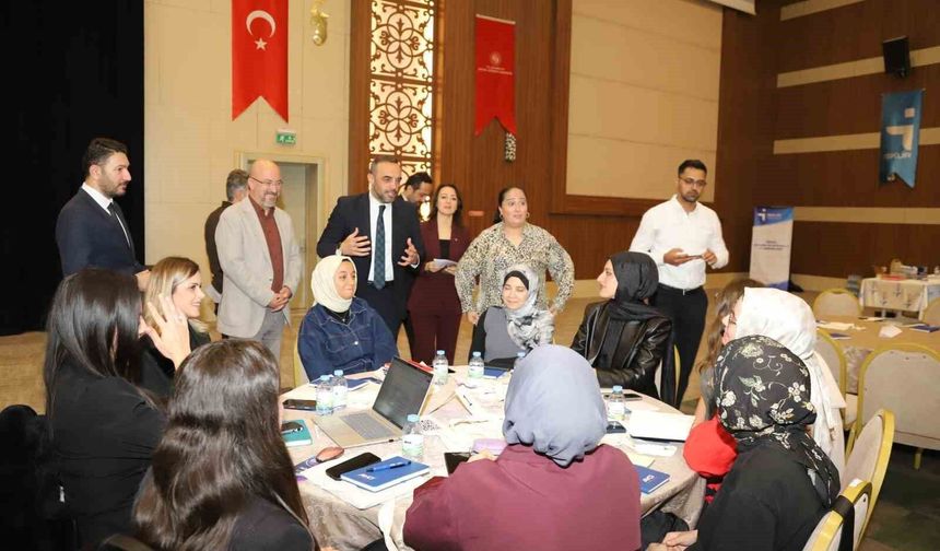 Konya'da gençler ve iş dünyası aynı masada buluştu