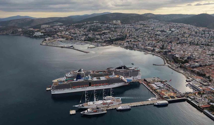Kuşadası'na 4 kruvaziyerle 6 bin turist geldi