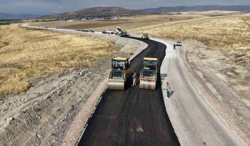 Muş'ta köy yollarında asfalt çalışmaları sürüyor