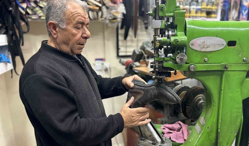 Van'da yağışlı ve soğuk hava ayakkabı tamircilerinin işlerini artırdı