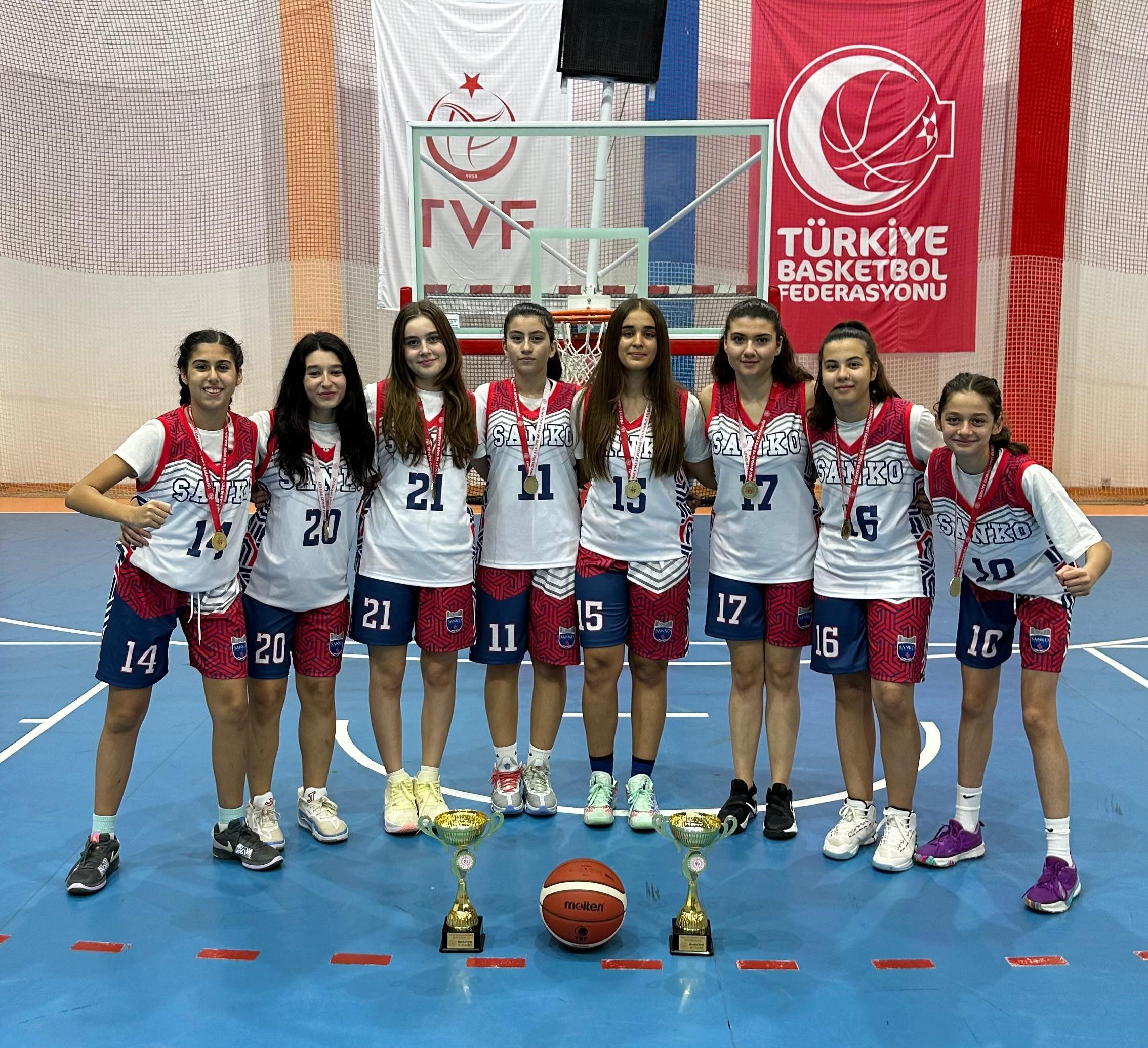 Sanko Okullari Basketbolda İl Şampi̇yonu Oldu (1)