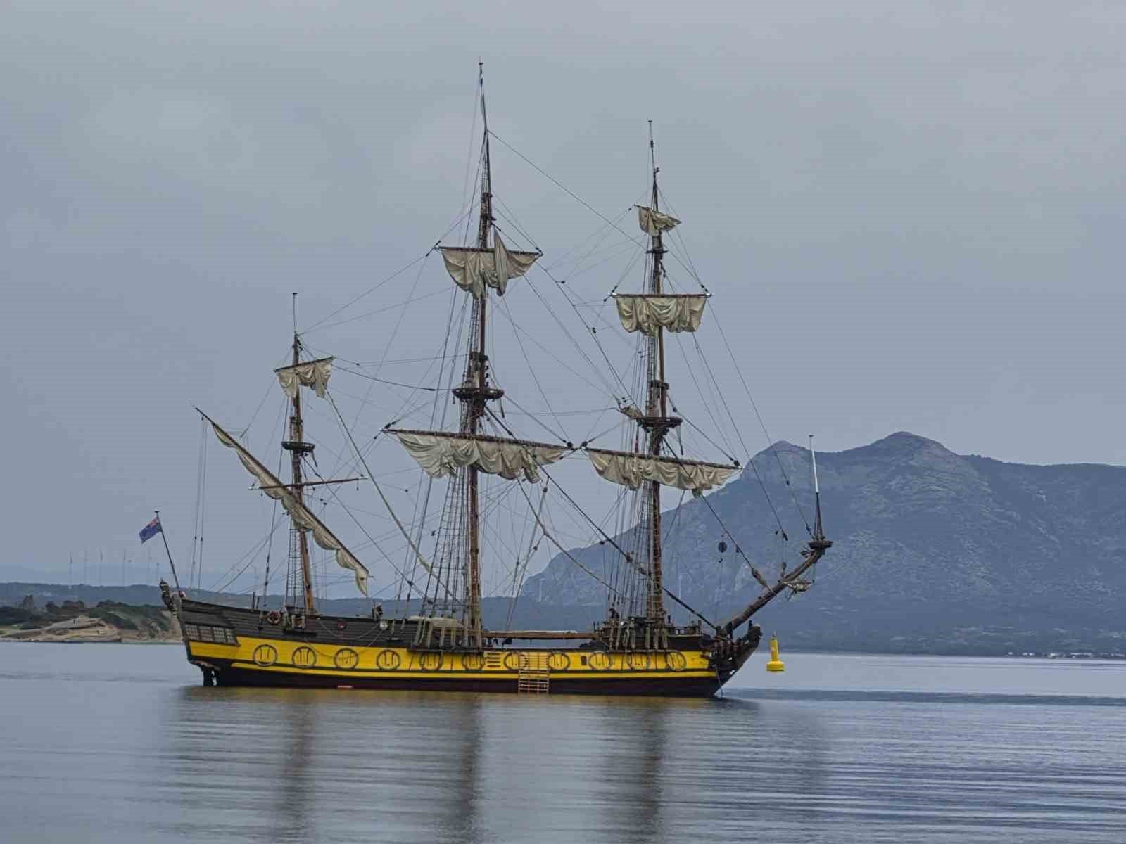 Cook Adaları bayraklı yelkenli Datça'ya demirledi