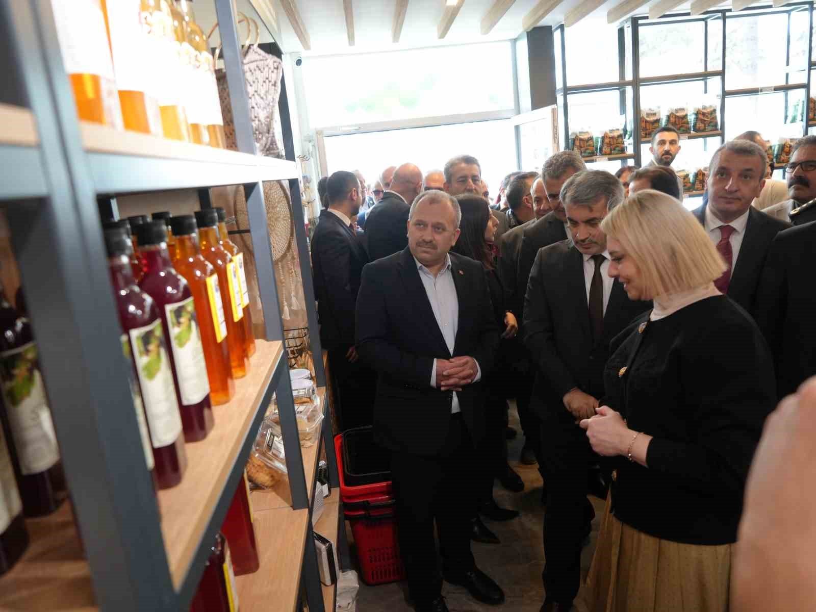 Türkiye'nin ilk 'ekolojik market'i açıldı