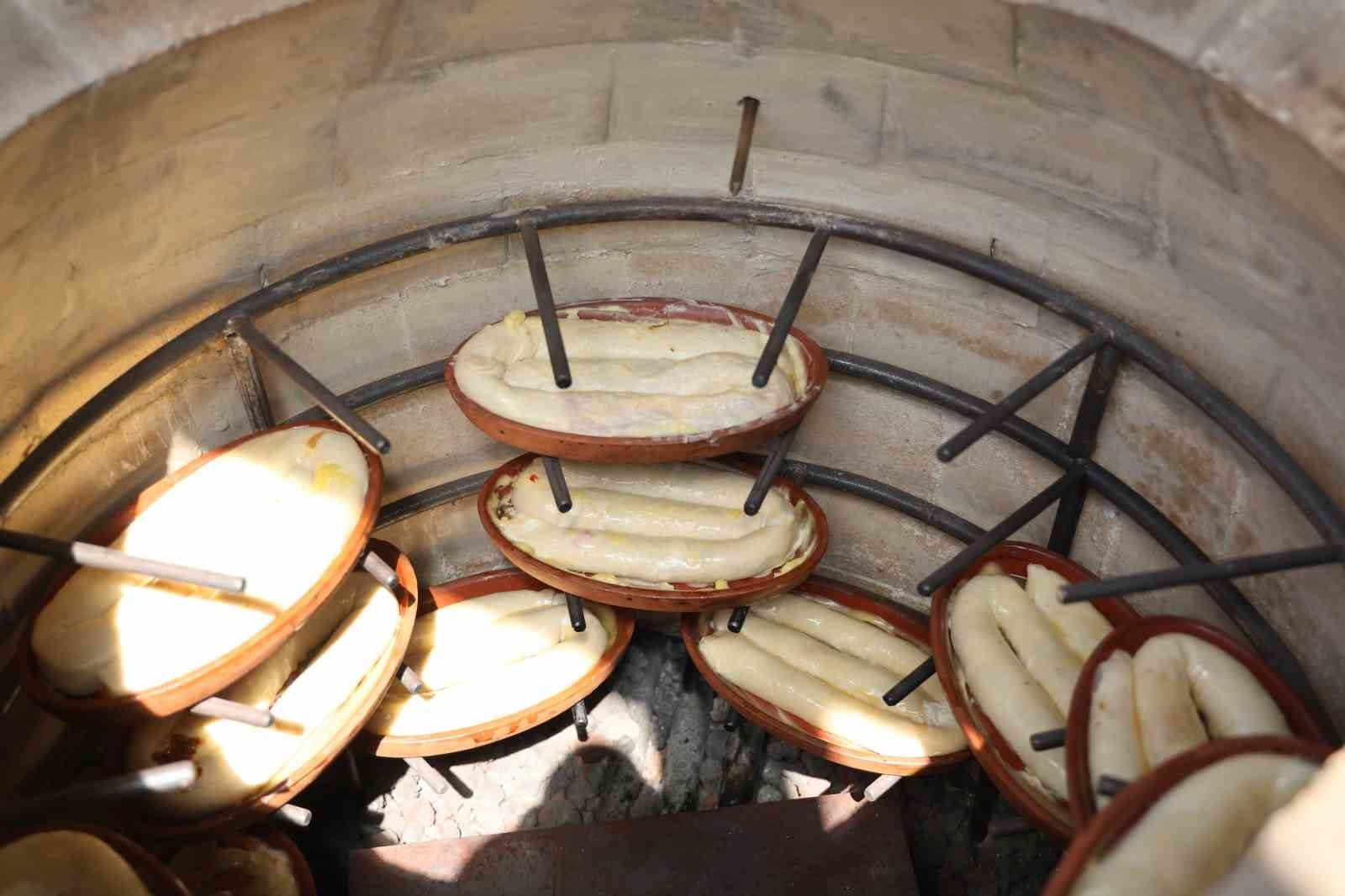 Diyarbakır'da tandırda çömlek böreği