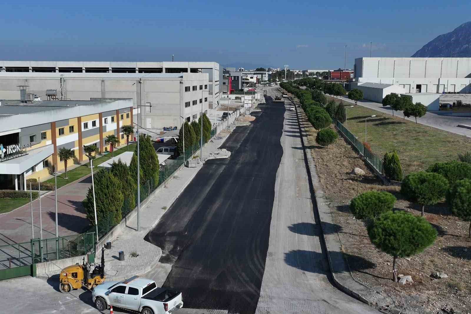 Manisa'nın iki OSB'si arasındaki yol yenileniyor